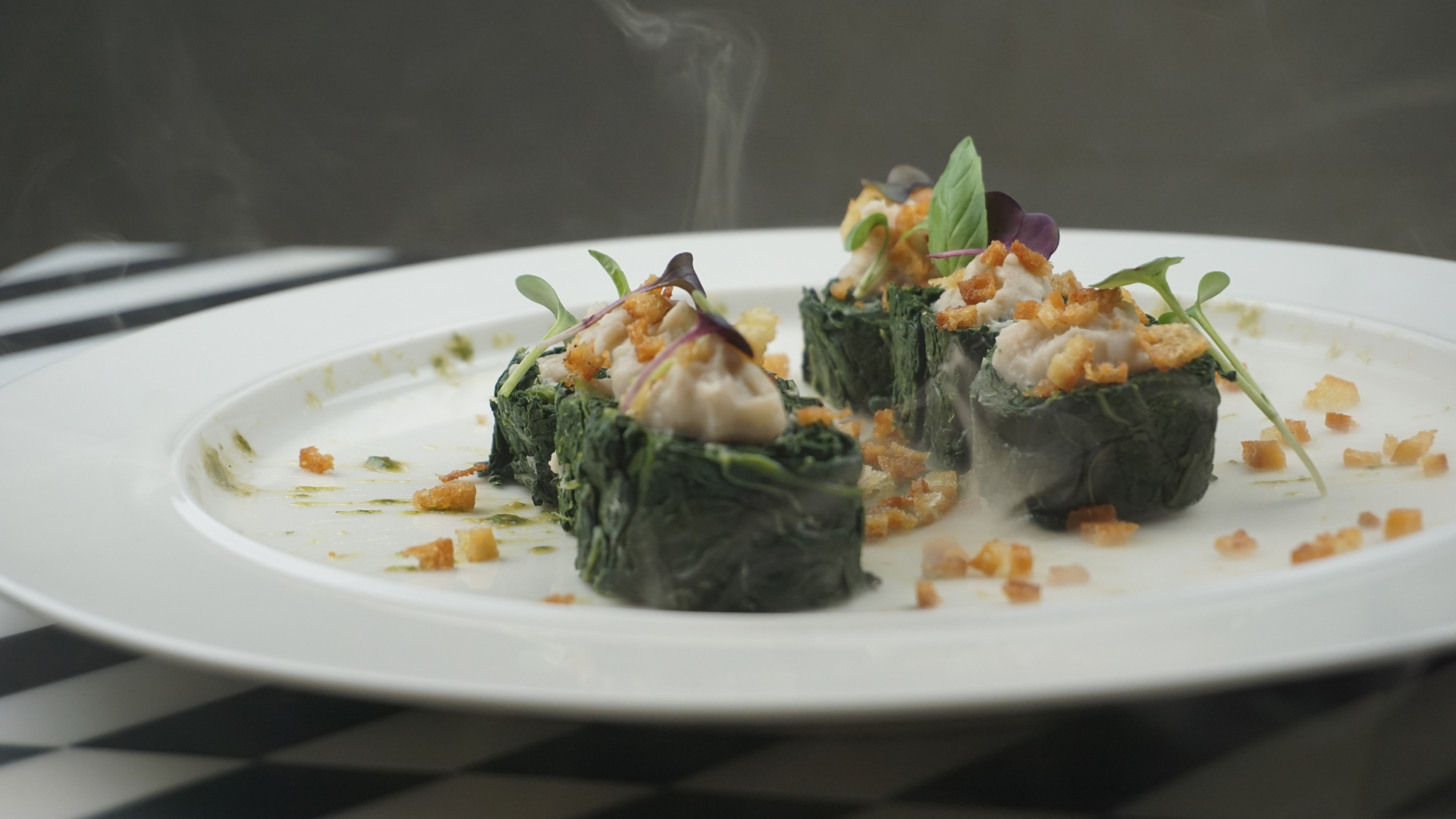 alt="Roll vegani affumicati a freddo con verdure colorate su tagliere"